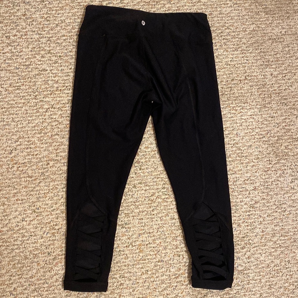 90 DEGREE CROSS DESIGN LEGGINGS 🤍